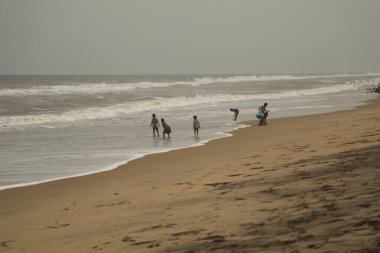 Kakinada Andhra Pradesh Hindistan 'da 15 Temmuz 2024' te bir plajda bir çocuk.