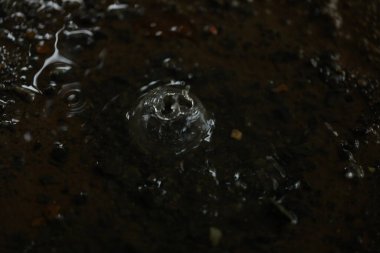 Suya yağmur damlaları