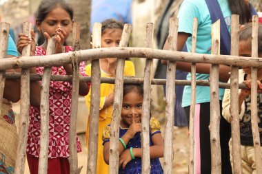 Hintli fakir çocuklar 5 Temmuz 2024 'te Hindistan' ı izliyorlar.