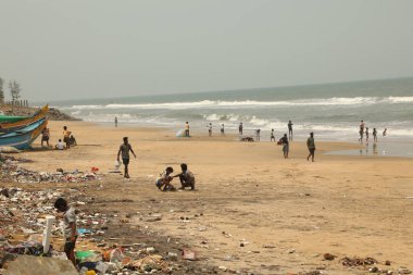 Vizag Hindistan sahilindeki balıkçıların silueti.