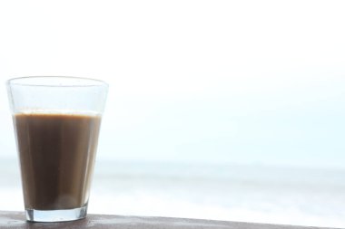 Masadaki Çay Kadehi