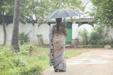 Şemsiyeli kadın dikiz aynası