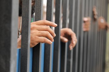 Pencere Parmaklıklarında Eller