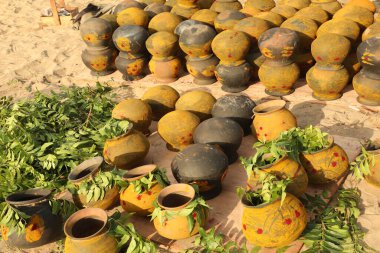 Kumsaldaki çömlekler