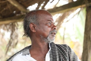 20 Haziran 2024 'te Vizag Hindistan sahilinde yaşlı balıkçılar.