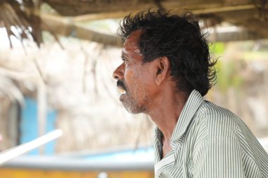 20 Haziran 2024 'te Vizag Hindistan sahilinde yaşlı balıkçılar.