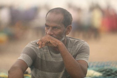 20 Haziran 2024 'te Vizag Hindistan sahilinde yaşlı balıkçılar.