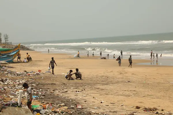 Vizag Hindistan sahilindeki balıkçıların silueti.