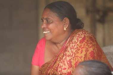Hintli yaşlı kadınlar Hyderabad 'a yakın 5 Haziran 2024