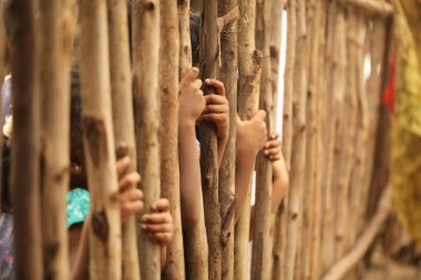 Tahta Çitin Üzerinde Hindistan Çocuk Elleri 