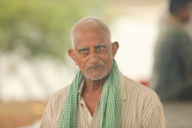 20 Haziran 2024 'te Vizag Hindistan sahilinde yaşlı balıkçılar.
