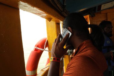 Cep telefonlu erkek modeller