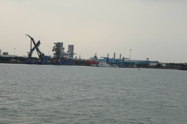 Harbor 'da bir gemi.