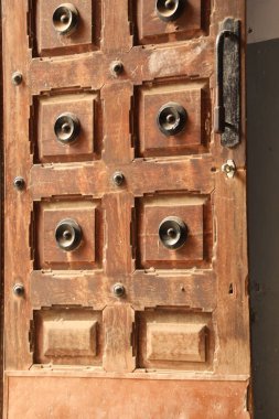 Eski kalenin ahşap kapı dokusu