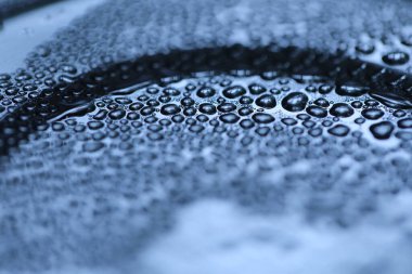 Camlara su damlatıyor Ay ışığı