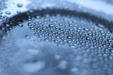 Camlara su damlatıyor Ay ışığı