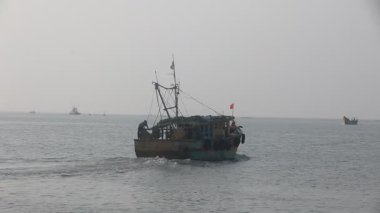 Balıkçı teknede Kakinada ve Pradesh Hindistan 'da balık tutuyor 5 Şubat 2025