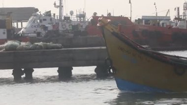 Balıkçı teknede Kakinada ve Pradesh Hindistan 'da balık tutuyor 5 Şubat 2025