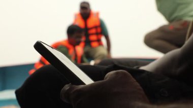 Hyderabad 'da bir botta cep telefonlu erkek modeller 5 Şubat 2025