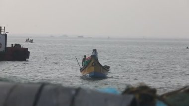 Balıkçı teknede Kakinada ve Pradesh Hindistan 'da balık tutuyor 5 Şubat 2025