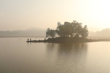Sudaki insanların silueti