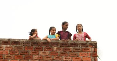 Zavallı Hintli Çocuklar Kakinada Andhra Pradesh 'i seyrediyor 20 Şubat 2025