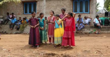 Zavallı Hintli Çocuklar Kakinada Andhra Pradesh 'i seyrediyor 20 Şubat 2025