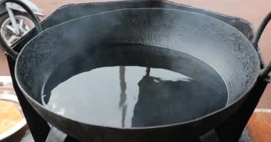Hindistan 'ın Kırsal Mutfak' ındaki Ocakta Yağlı Kase