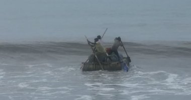 Balıkçılar Hayatlarını Tehlikeye Atar 20 Şubat 2025 Kakinada Andhra Pradesh Hindistan