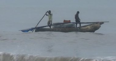 Balıkçılar Hayatlarını Tehlikeye Atar 20 Şubat 2025 Kakinada Andhra Pradesh Hindistan