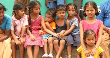 Zavallı Hintli Çocuklar Kakinada Andhra Pradesh 'i seyrediyor 20 Şubat 2025