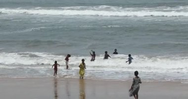 Kakinada Andhra 'da çocuklar 20 Şubat 2025' te Hindistan 'ı izliyor.