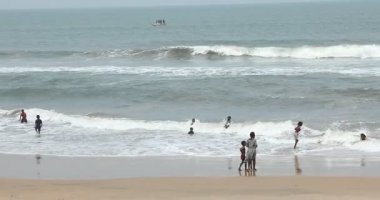 Kakinada Andhra 'da çocuklar 20 Şubat 2025' te Hindistan 'ı izliyor.