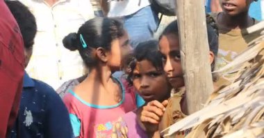 Zavallı Hintli Çocuklar Kakinada Andhra Pradesh 'i seyrediyor 20 Şubat 2025
