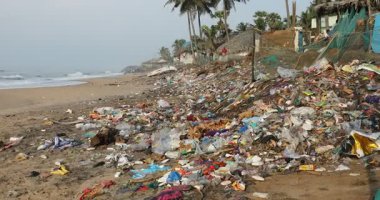 1 Mart 2025 'te Kakinada ve Pradesh Hindistan sahillerindeki çöplük.