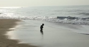 Kakinada Andhra pradesh 'te oynayan çocukların silueti 1 Mart 2025