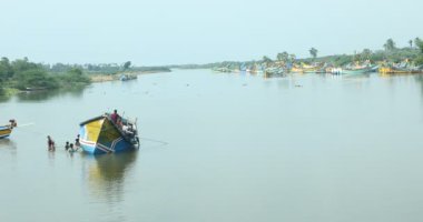 1 Mart 2025 'te Kakinada Andhra Pradesh' te bir teknede balıkçı.