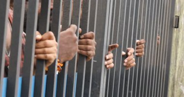 Suçlu Eller hapishane kapısında Hyderabad Hindistan