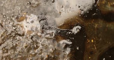 Suyun üzerindeki yağ dokusu