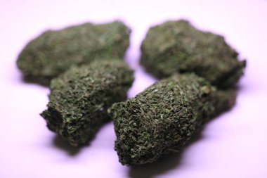 Satılık yeşil kurutulmuş kenevir tomurcukları