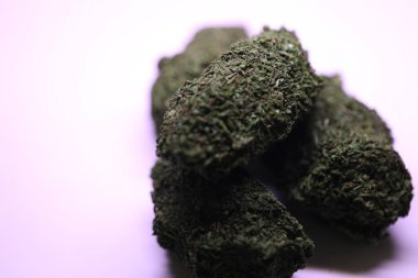 Satılık yeşil kurutulmuş kenevir tomurcukları