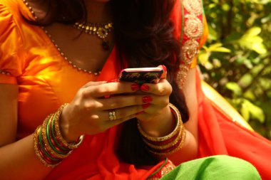 Cep telefonlu kadın eller 10 Temmuz 2025 Hyderabad Hindistan