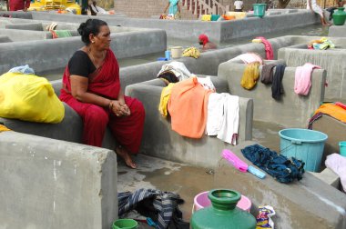 Hintli kadınlar 30 Mayıs 2025 'te Hyderabad Hindistan' da bez yıkıyor.