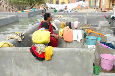 Hintli kadınlar 30 Mayıs 2025 'te Hyderabad Hindistan' da bez yıkıyor.