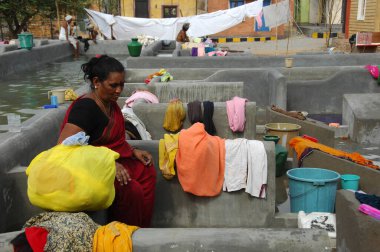 Hintli kadınlar 30 Mayıs 2025 'te Hyderabad Hindistan' da bez yıkıyor.