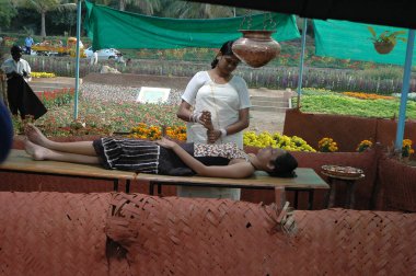 Kadın Terapist Rahatlatıcı Vücut Masajı 25 Ağustos 2025 Hyderabad Hindistan