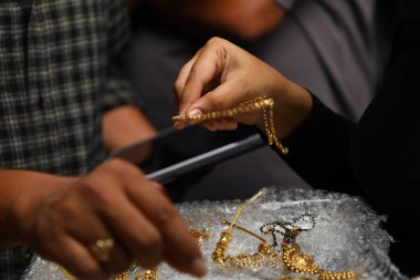 Altın elli bir kadın.