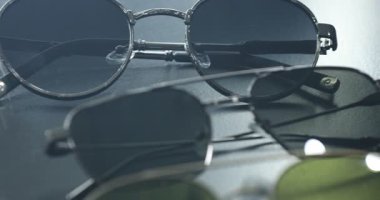 Gözlükleri bir tablo