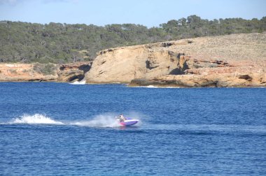 10 Temmuz 2025 'te Bangkok Tayland' da sudaki turist botu