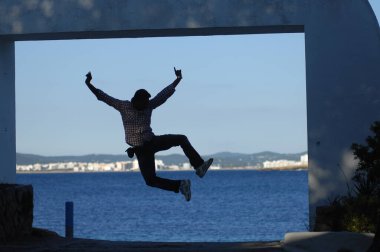 Siluet Bangkok Tayland 'dan atlayan erkek dansçı 15 Temmuz 2025